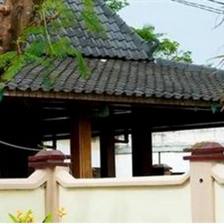 Queen Star Hotel Ngingas Exterior foto